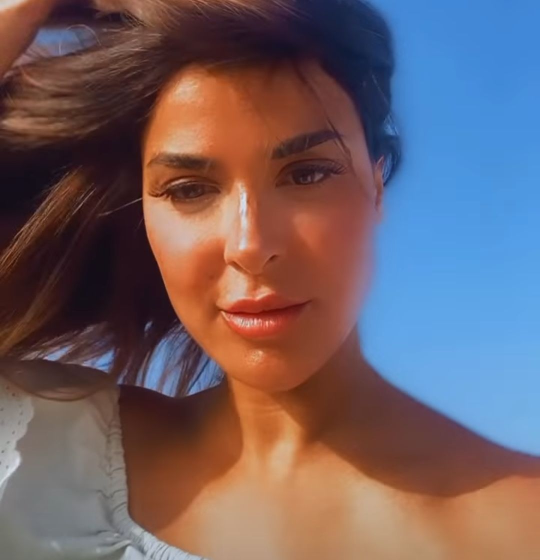 الموجة فجأت نورهان منصور وهي بتودع الصيف – شاهد