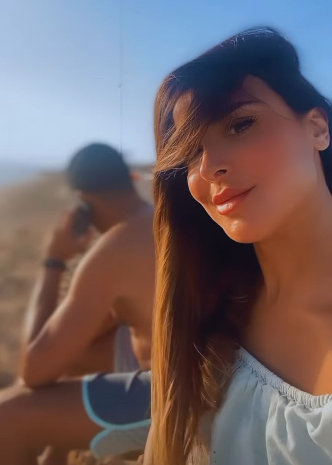 الموجة فجأت نورهان منصور وهي بتودع الصيف – شاهد