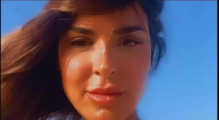 الموجة فجأت نورهان منصور وهي بتودع الصيف – شاهد