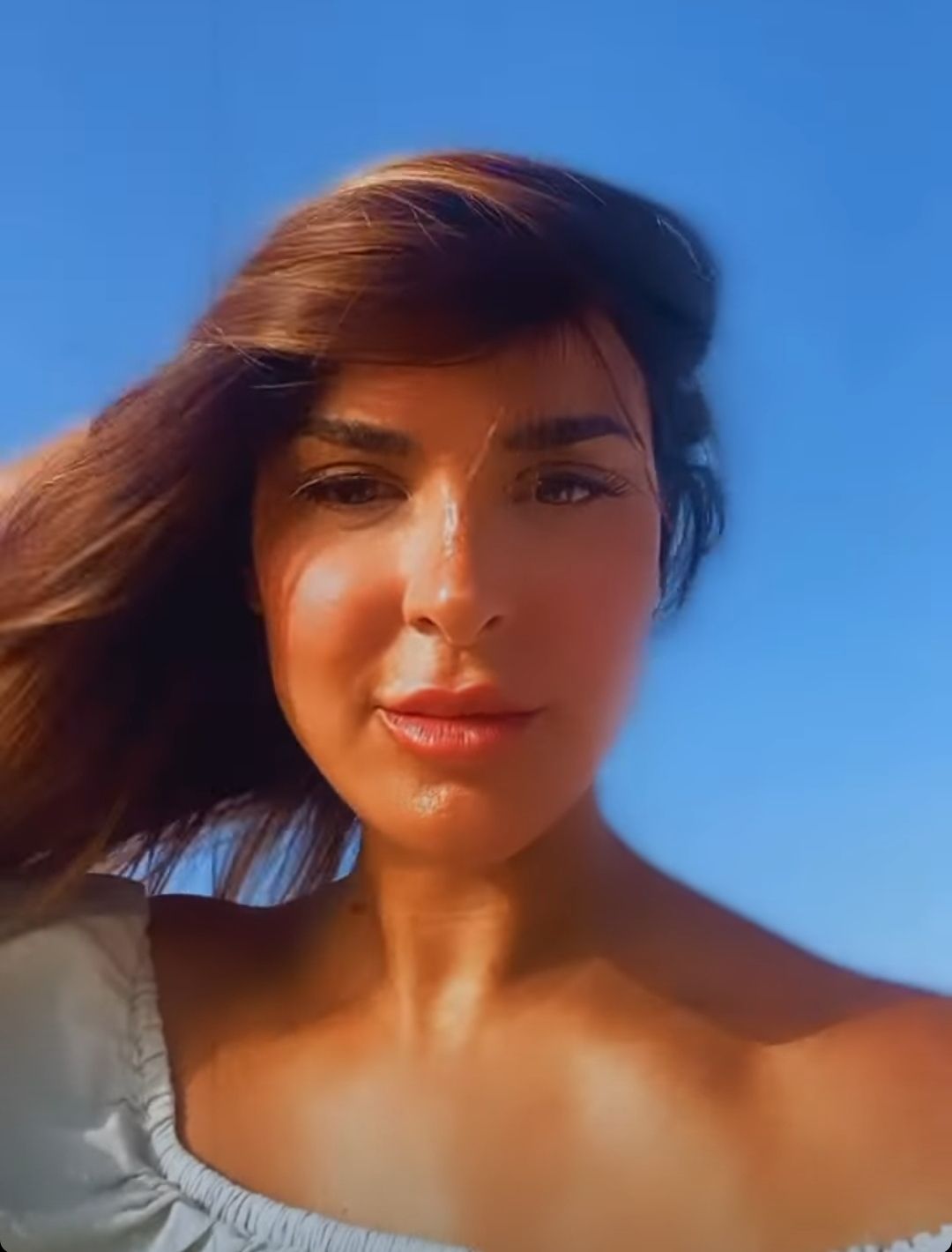 الموجة فجأت نورهان منصور وهي بتودع الصيف – شاهد