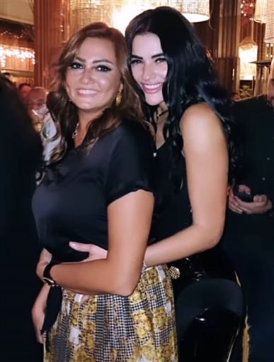 بالصور – مي عمر بتتدلع عليك بفستان مفتوح علي البحري