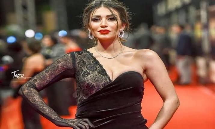 كله يطلع برة البلاتوه علشان ” سارة نخلة ” تتباس براحتها