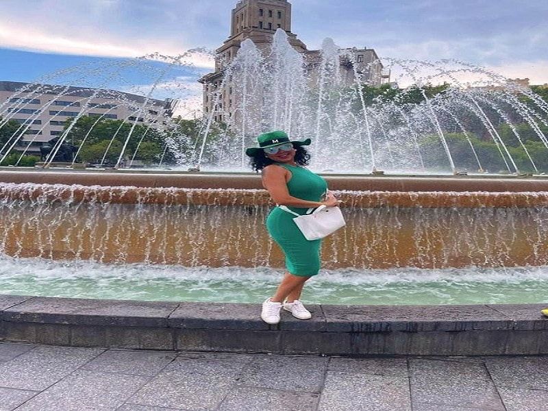 اتفرج – رانيا يوسف تكشف عن مفاتنها وحمالها بالأخضر الملزق