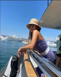 اتفرج – نوال الزغبي تبرز مفاتنها بالكامل بالأزرق الشفاف