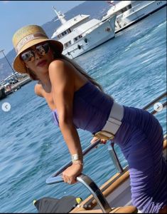 اتفرج – نوال الزغبي تبرز مفاتنها بالكامل بالأزرق الشفاف