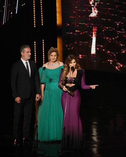 لهطة قشطة – كارول سماحة بفستان مكشوف البطن : شاهد