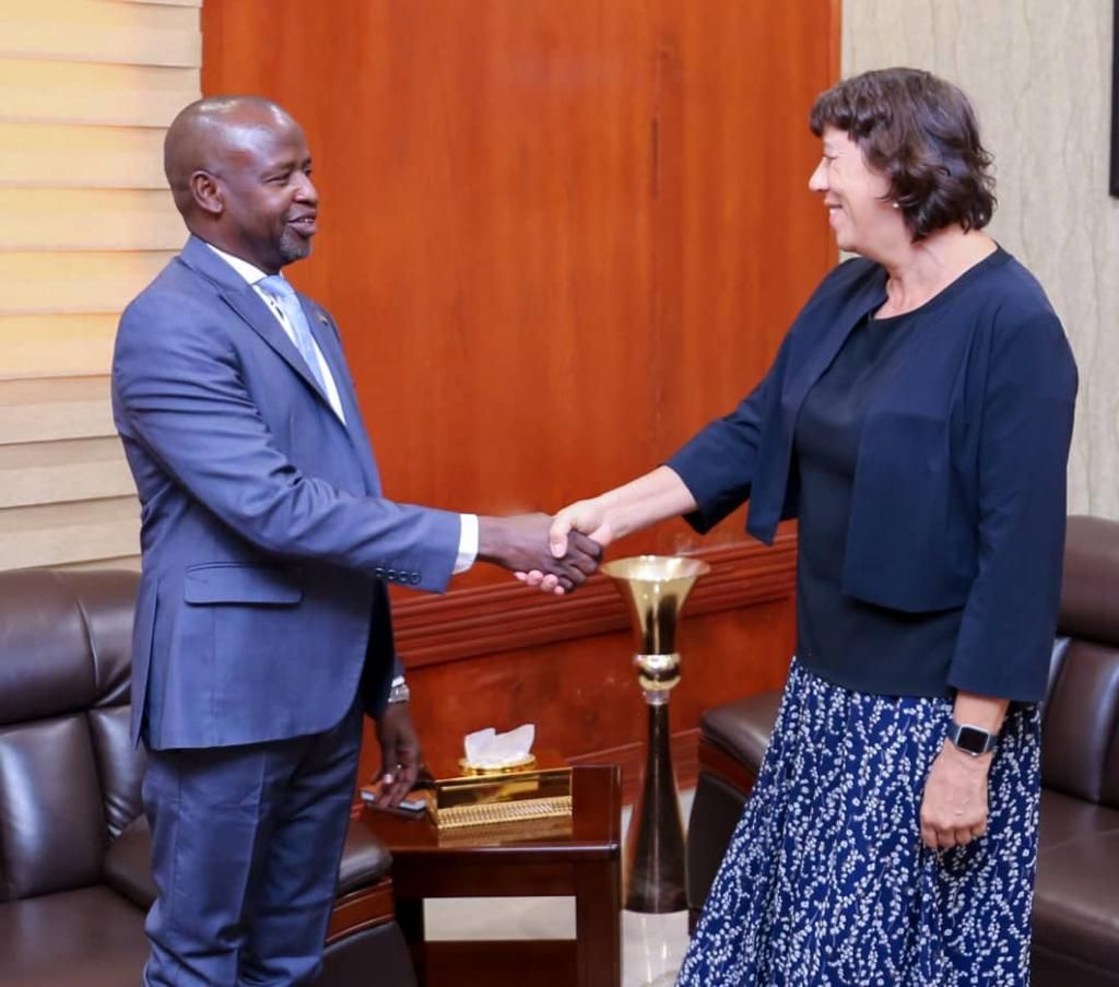 الهادي إدريس يلتقي سفيرة مملكة نذرلاند بالسودان