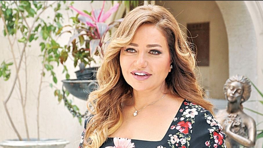 من حق القمر يدلع .. ليلي علوي بتتمخطر علي شط البحر – فيديو