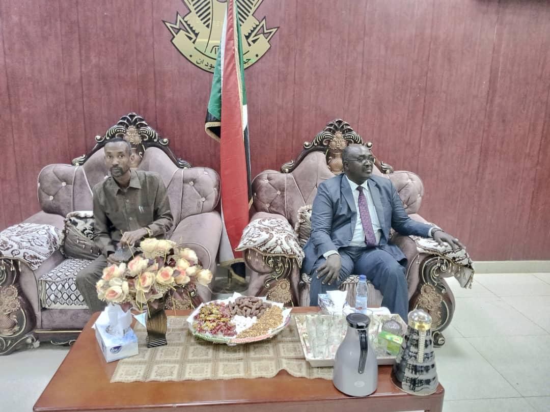 والي غرب دارفور يبحث القضايا الأمنية والإنسانية وآفاق الإستثمار بالولاية