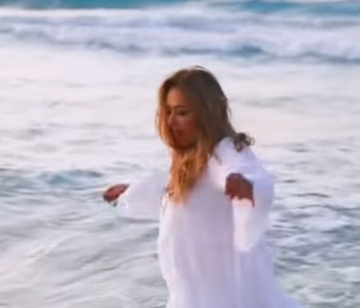 كأنها بنت في العشرين.. ليلى علوي ترقص على الشاطئ بخفة ورشاقة