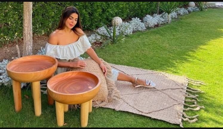 الفستان إتزحلق من علي نورهان منصور وهي بتتصور : إلحقي يافنانة !!