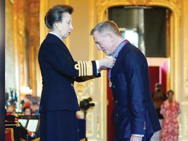 وسام رفيع لجيمس بوند تقديرا لخدماته الفنية : لماذا لا نعطي وساما لعادل إمام