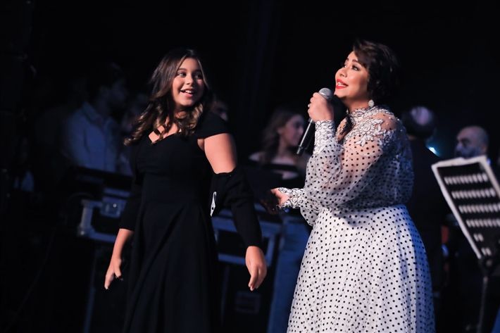 بالفيديو – الظهور الاول لإبنة شيرين عبدالوهاب تدعم والدتها