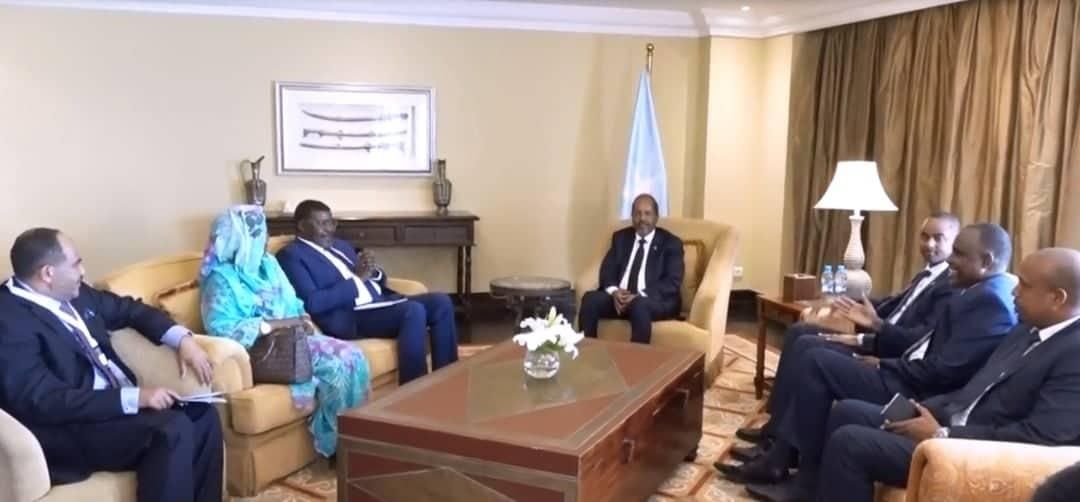 عضو مجلس السيادة الأستاذ الطاهر حجر يلتقي الرئيس الصومالي