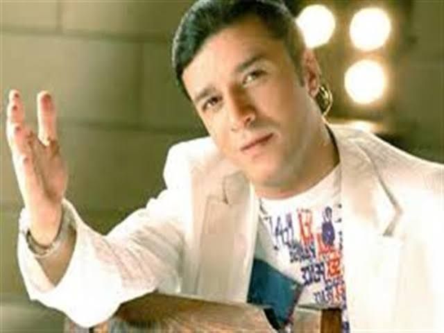 مصطفى كامل يُهاجم صبري فواز بسبب «قشطة يابا»