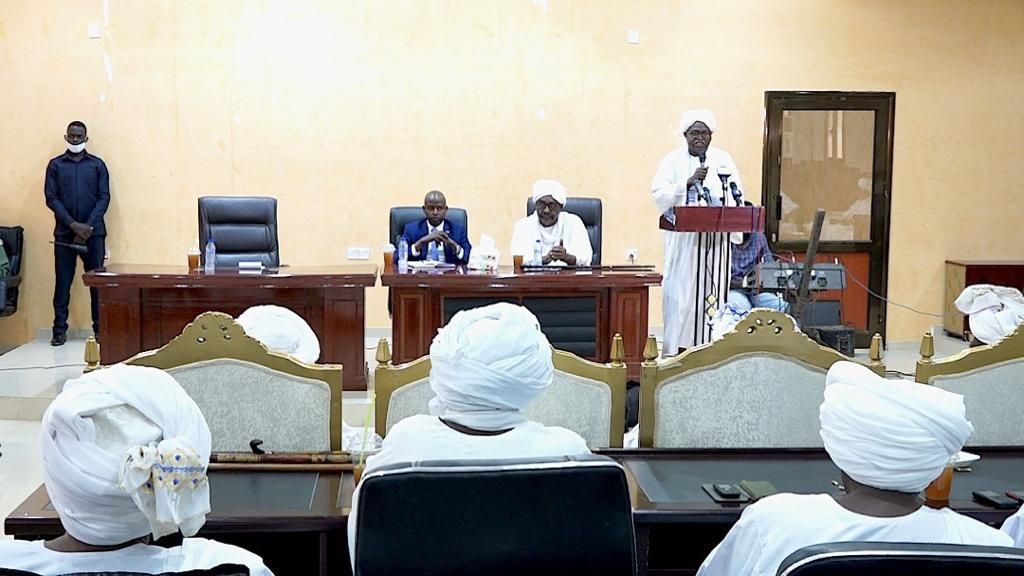 الهادي إدريس يلتقي رجال الأعمال بنيالا