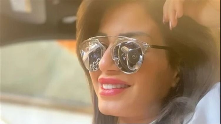 منة فضالي لبست بوشها في عجل عربية – شاهد