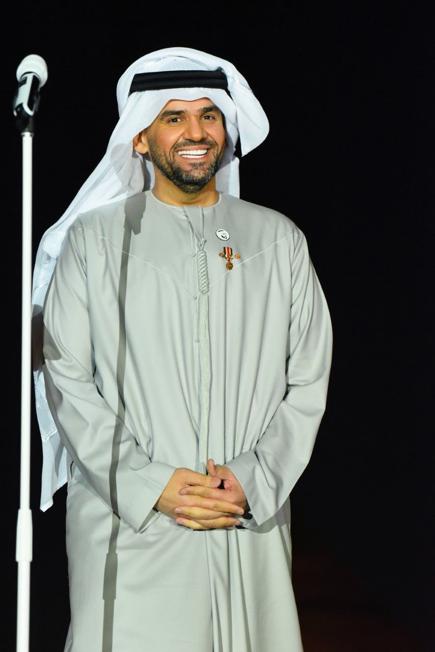 حسين الجسمي يحتفي بالعلاقات الإماراتية المصرية تحت سفح الأهرامات