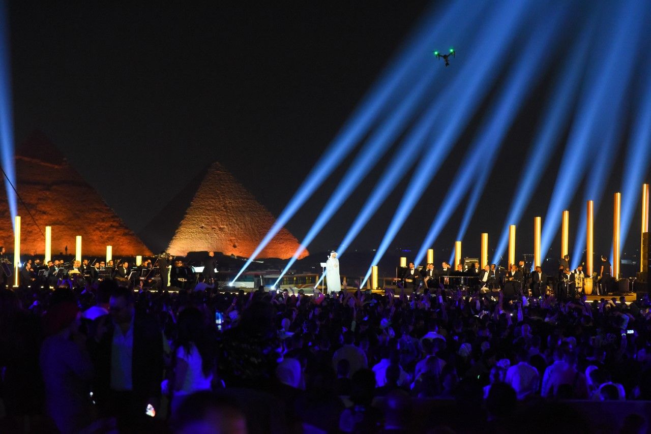 حسين الجسمي يحتفي بالعلاقات الإماراتية المصرية تحت سفح الأهرامات