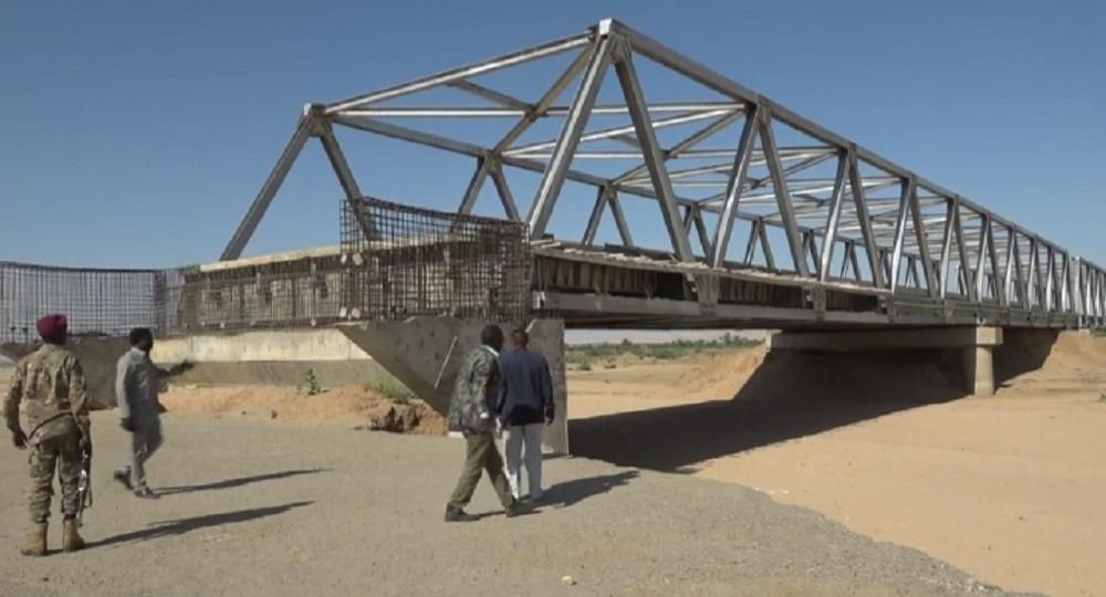 الهادي إدريس يتفقد كبري كفوت على طريق الفاشر كتم