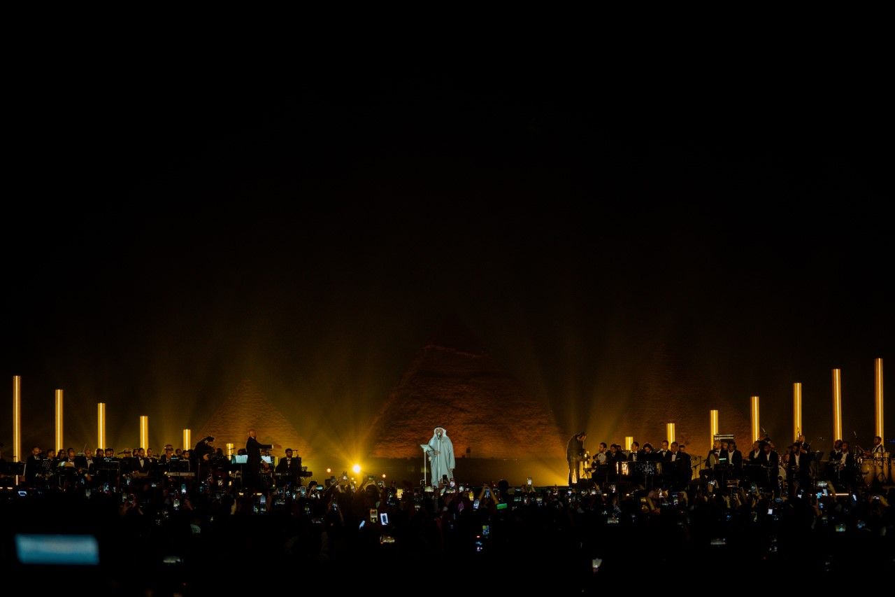 حسين الجسمي يحتفي بالعلاقات الإماراتية المصرية تحت سفح الأهرامات