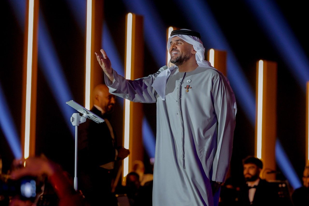 حسين الجسمي يحتفي بالعلاقات الإماراتية المصرية تحت سفح الأهرامات