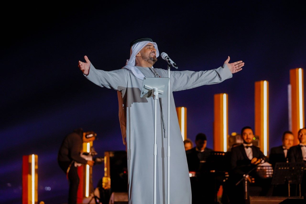 حسين الجسمي يحتفي بالعلاقات الإماراتية المصرية تحت سفح الأهرامات