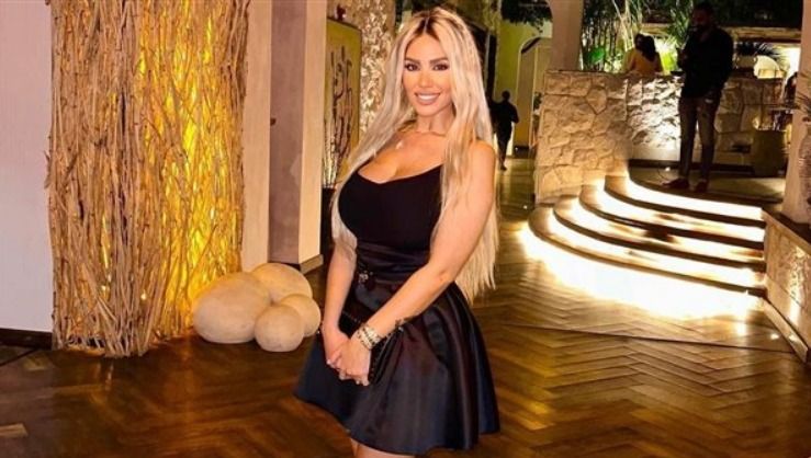 بجيب فوق الركبة .. سارة ناجي بإطلالة مثيرة – شاهد