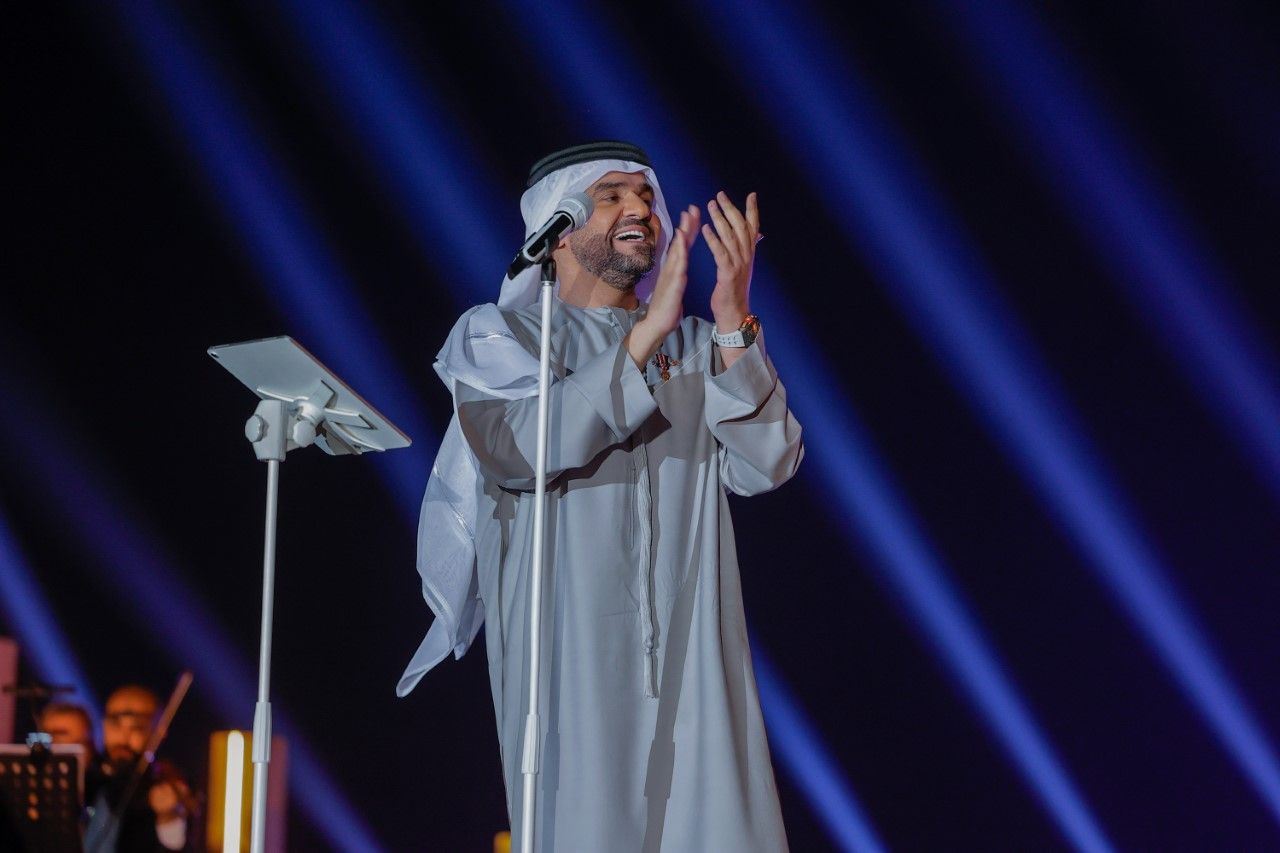 حسين الجسمي يحتفي بالعلاقات الإماراتية المصرية تحت سفح الأهرامات