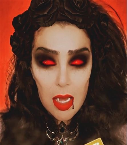 بالصور – غادة عبدالرازق اتحولت لزومبي و بتخوف العيال الصغيرة