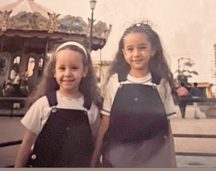 بصور من الطفولة.. هنا الزاهد تتغزل في شقيقتها فرح – شاهد