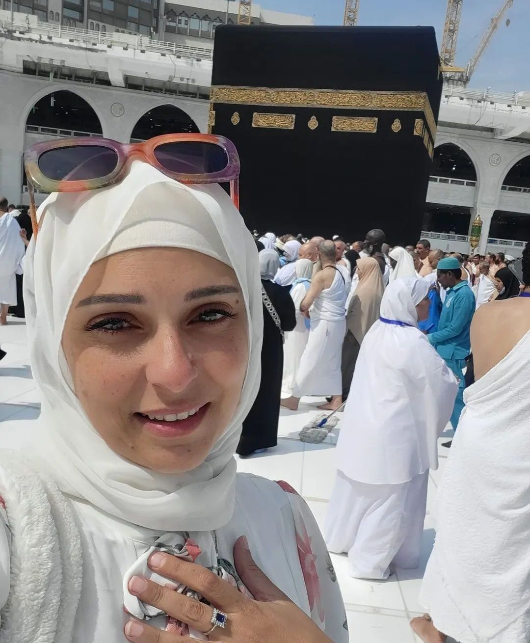 الفنانة نورهان شعيب تؤدي مناسك العمرة