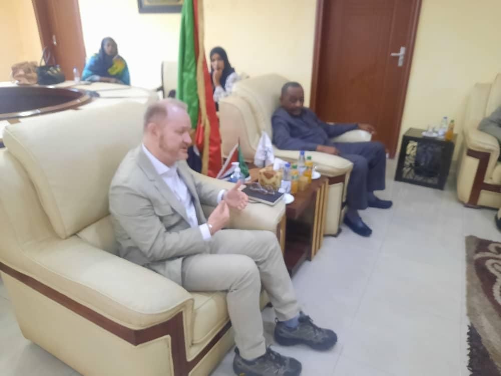 والي القضارف يستقبل السفير الامريكي