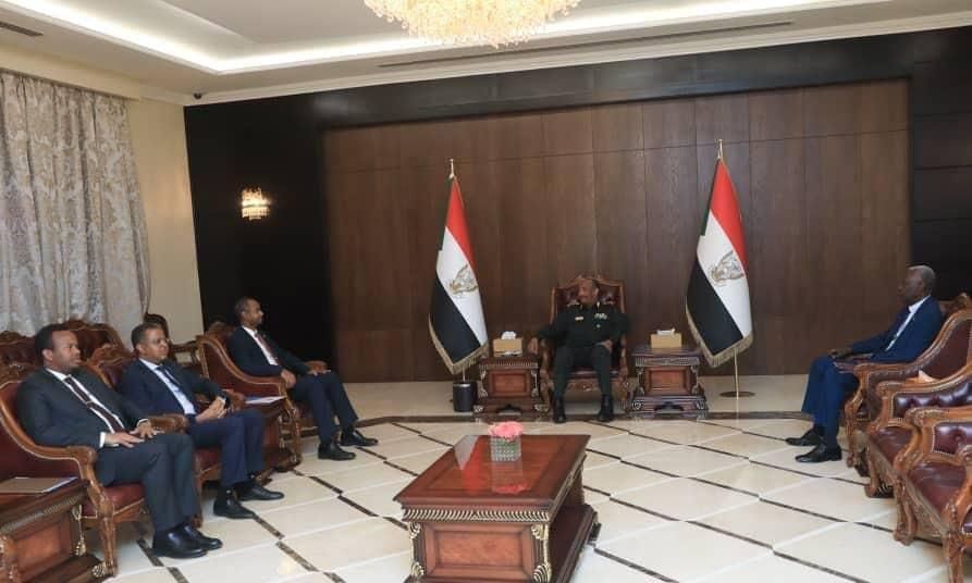 رئيس مجلس السيادة يلتقي وزير الدفاع الصومالي