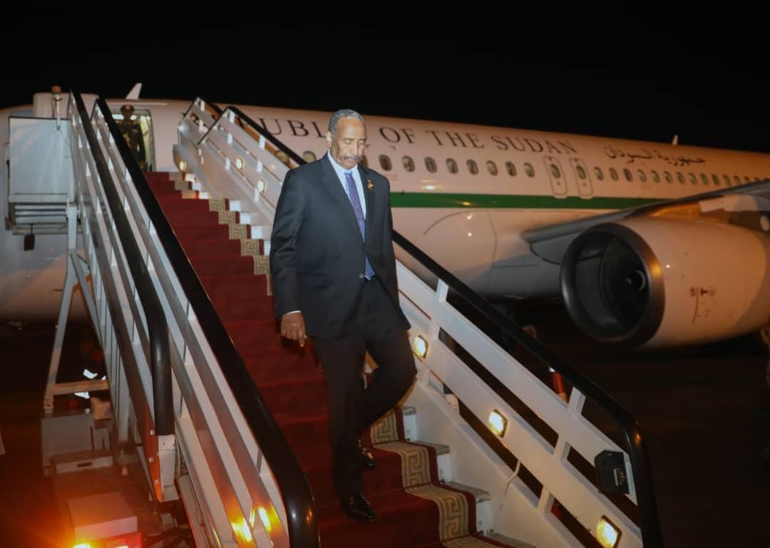 البرهان يعود إلى البلاد بعد مشاركته في القمة العربية بالجزائر