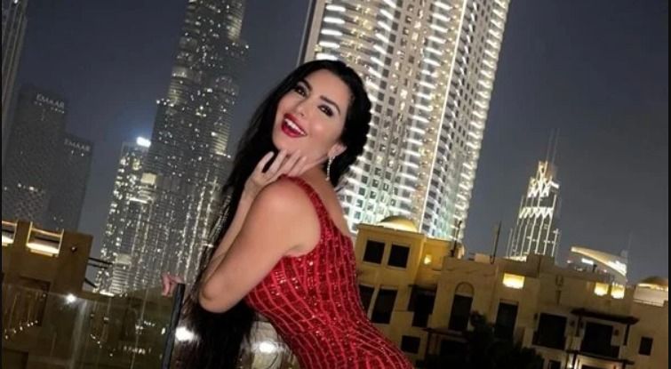 لاميتا فرنجية عاملة عرض أزياء في بلكونة بيتها والي مايشتري يتفرج – صور