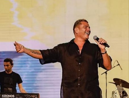 عمرو دياب يشعل حفل غنائي في موسم الرياض – شاهد