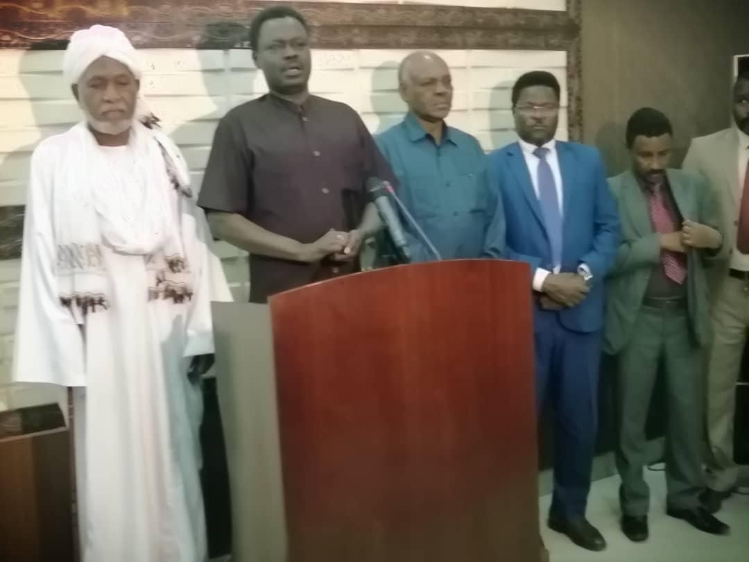 مناوي يعود للبلاد بعد زيارة لأوروبا