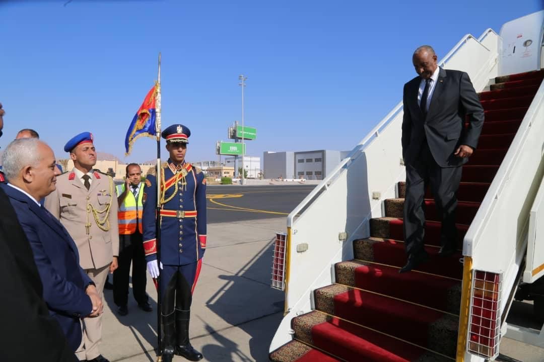 البرهان ووفده لقمة المناخ يصل شرم الشيخ