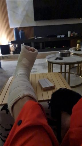 القمر إتكسر نصين .. إصابة نجلاء بدر في قدميها : يلا بالشفا