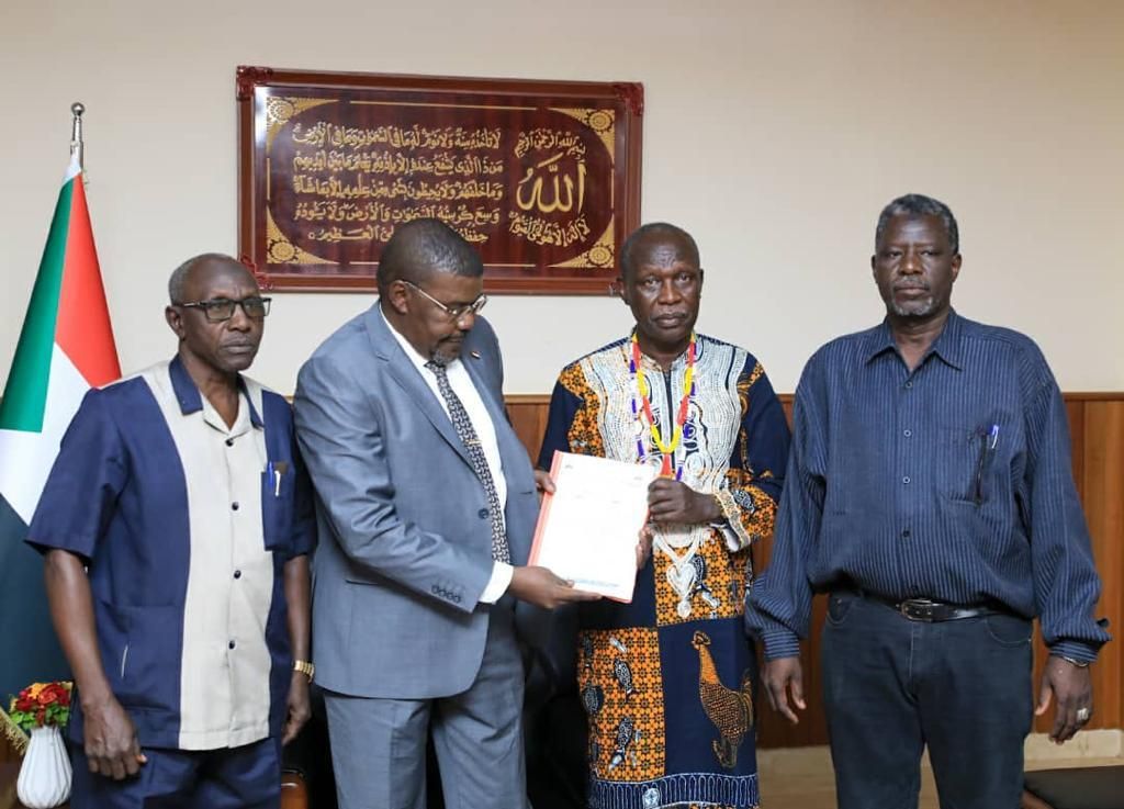 الطاهر حجر يتسلم مذكرة لجنة طوارئ أحداث محلية لقاوة