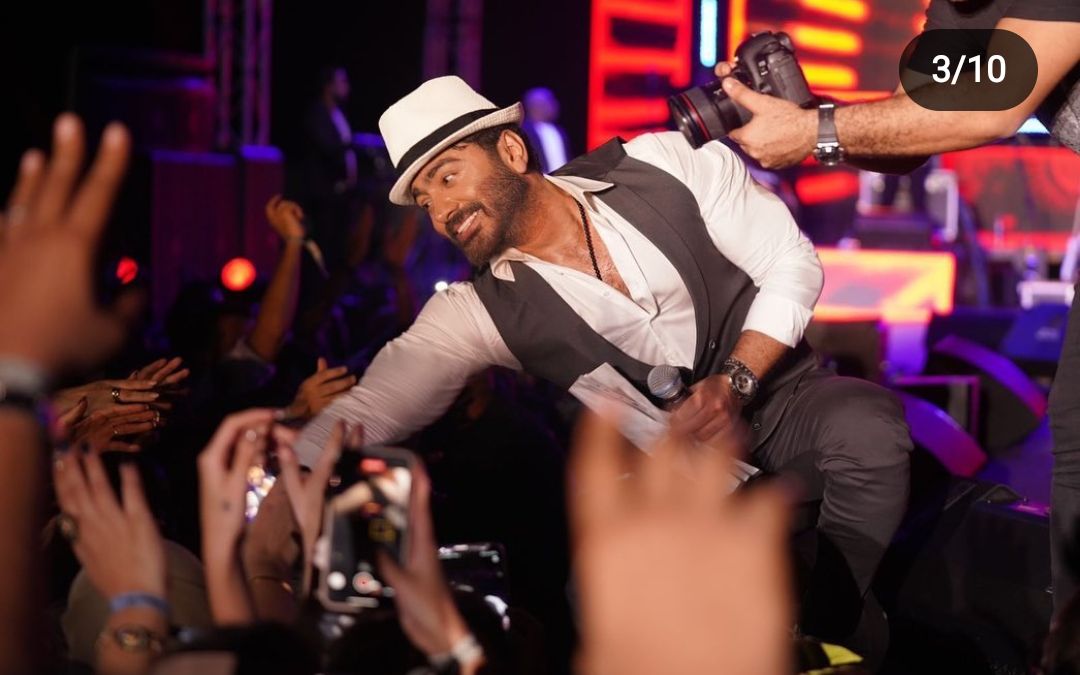 بالصور – تامر حسني يتألق في حفل عُمان