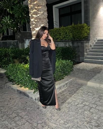 فستان ” هيفاء وهبي ” وقف شباب المطعم علي رجل – شاهد