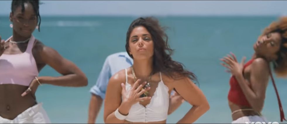 بعد 10 أعوام.. كريس نجمة the voice تطرح أغنية “Mister Mister”