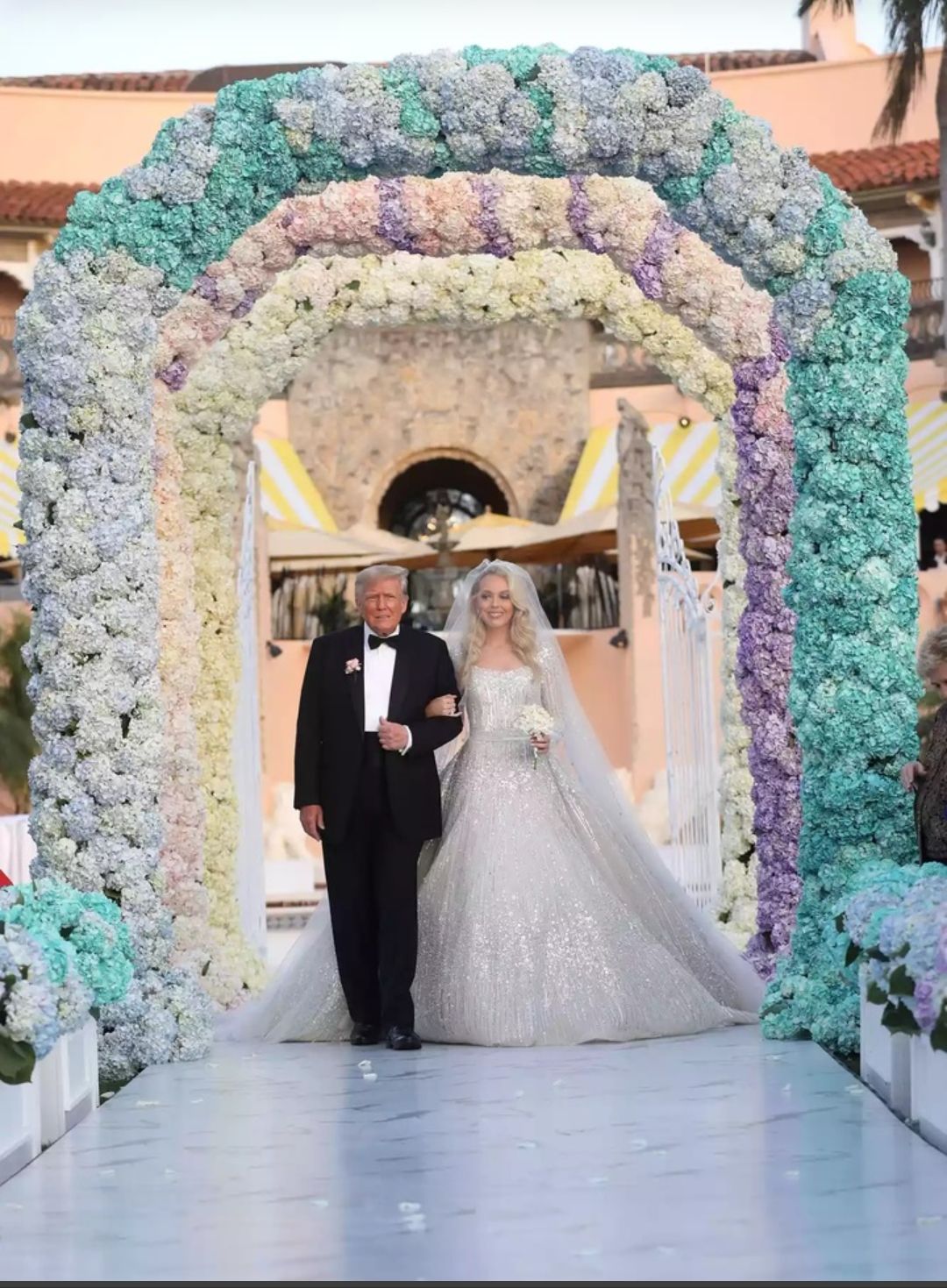 ابنة ترامب الصغرى تتزوج من ملياردير عربي وتخطف الأنظار بفستان ايلي صعب – صور