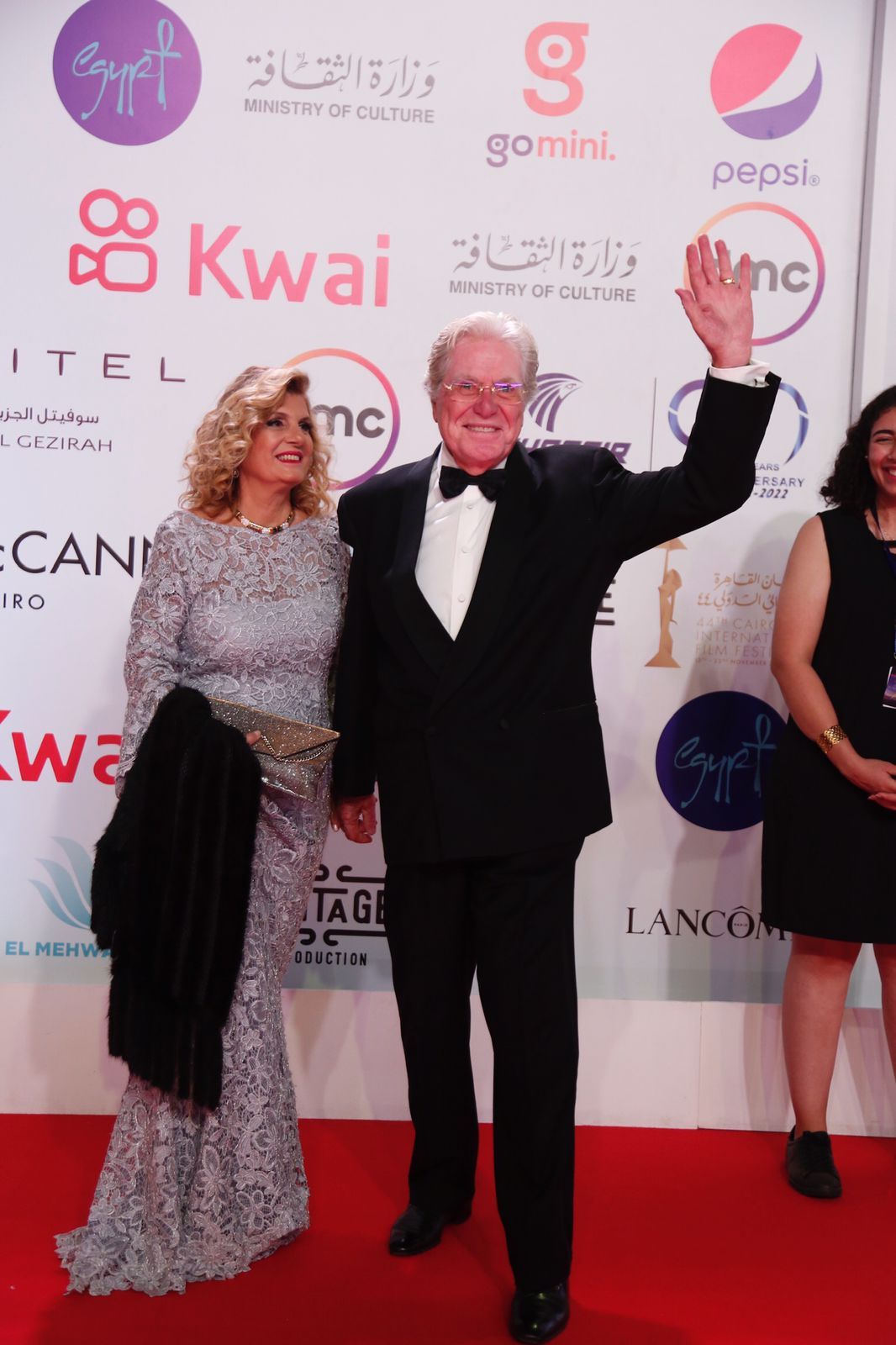 الشيخ حسين فهمي واقف على باب المهرجان مستني الفساتين