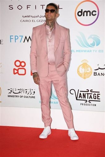 أحمد الفيشاوي يكسر الدريس كود : حسين فهمي هينفخه