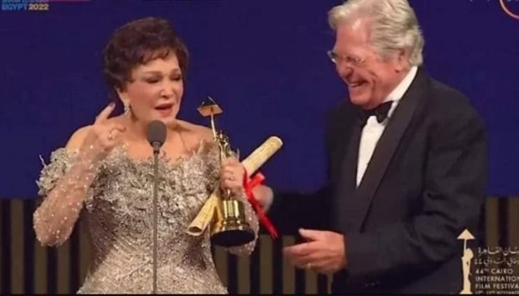 مهرجان القاهرة يفاجيء لبلبة ويحتفل بعيد ميلادها