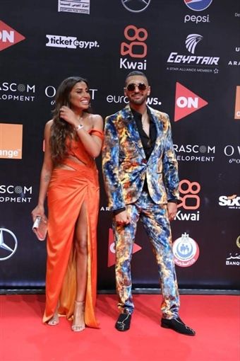 حسن أبو الروس اتعلم الدرس ولبس محترم في المهرجان