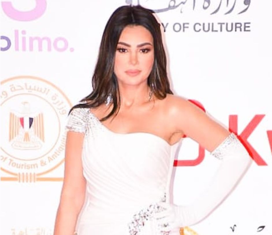 دينا فؤاد جننت الحضور بإطلالة ساحرة فى افتتاح مهرجان القاهرة السينمائى الدولى